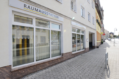 Außenansicht vom Laden Raumausstatter Swen Rohnke - mit Blick zur Straße am Markt in Frohburg