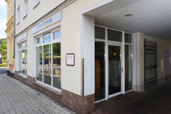 Außenansicht vom Laden Raumausstatter Swen Rohnke - mit Blick zur ehemaligen Wäscheunion in Frohburg