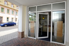 Außenansicht vom Laden Raumausstatter Swen Rohnke - mit Blick zur Eingangstür