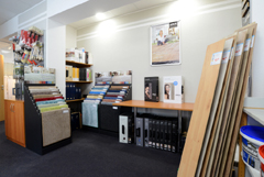 Innenansicht vom Laden Raumausstatter Swen Rohnke - mit Blick auf Musterstücke für Bodenbeläge