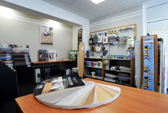 Innenansicht vom Laden Raumausstatter Swen Rohnke - mit Blick auf Musterstücke für Bodenbeläge und Malerutensilien