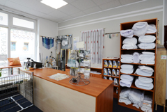 Innenansicht vom Laden Raumausstatter Swen Rohnke - mit Blick auf den Kassenbereich