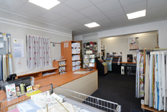 Innenansicht vom Laden Raumausstatter Swen Rohnke - mit Blick auf den Tresen