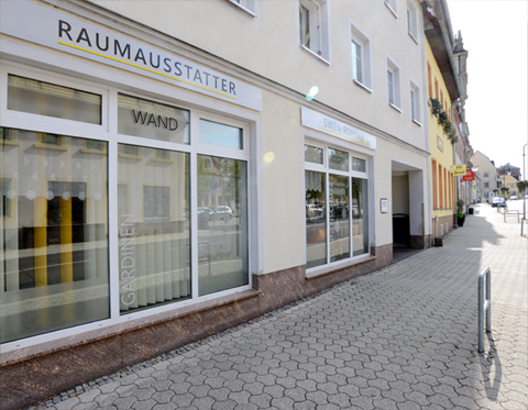 Das Bild zeigt die Außenansicht vom Laden Raumausstatter Swen Rohnke - mit Blick zur Straße am Markt in Frohburg